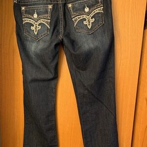 Rock Revival Women's Maisky Easy Capri with Distressed Detailing sz 31